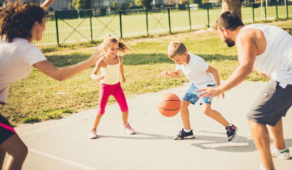 Bố mẹ hãy thường xuyên cùng chơi tham gia các hoạt động thể thao