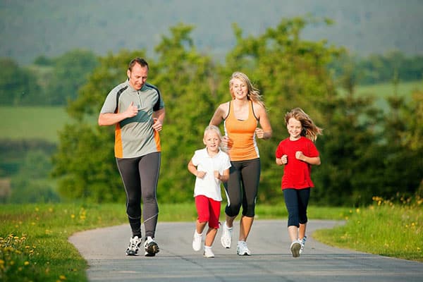 Bố mẹ nên thường xuyên cùng con chạy bộ và tập thể dục