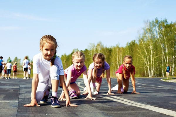 Trẻ vận động thường xuyên sẽ giúp phòng tránh bệnh tim mạch khi trưởng thành