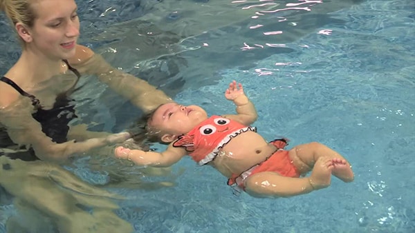 Hướng dẫn bé học bơi khi không có phao hay áo phao