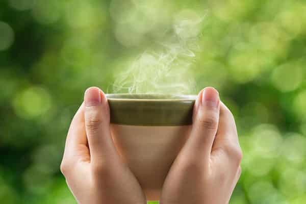Một cốc trà xanh cũng có thể giúp trẻ cảm thấy dễ chịu hơn