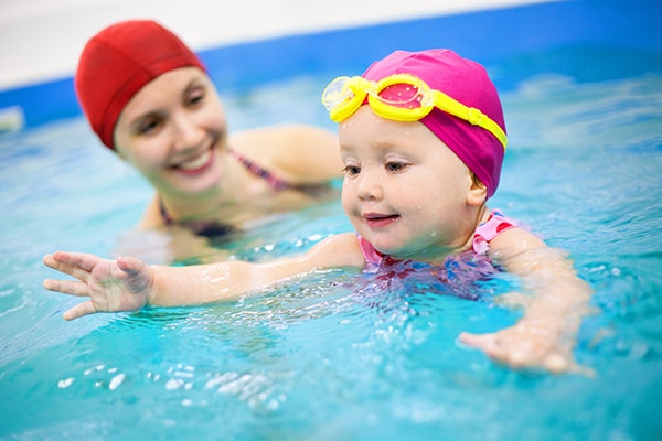 Mũ bơi sẽ giúp bảo vệ da đầu của trẻ
