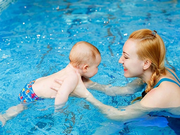 Thời điểm cho trẻ học bơi thích hợp nhất là khi được khoảng 10 tháng tuổi
