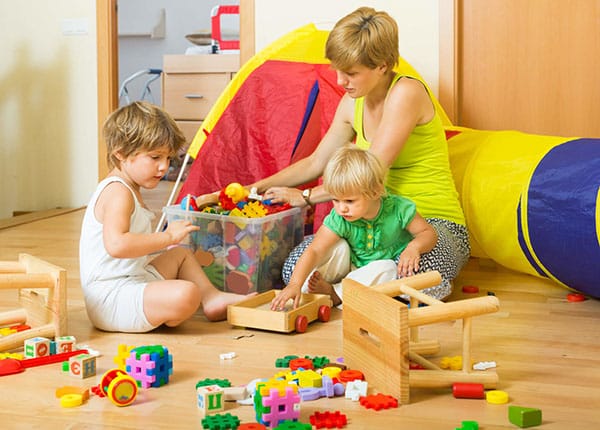 Bố mẹ nên rèn luyện kỹ năng cất đồ dùng đồ chơi cho bé sớm