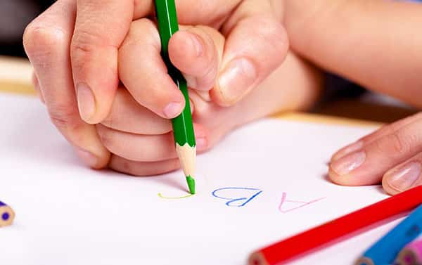 Đầu tiên bố mẹ cần hướng dẫn con cách cầm bút đúng