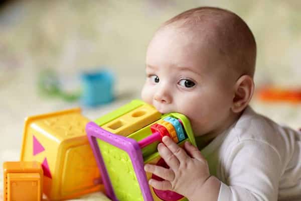 Thói quen ngậm đồ chơi chính là tác nhân gây ra các bệnh nhiễm khuẩn ở trẻ