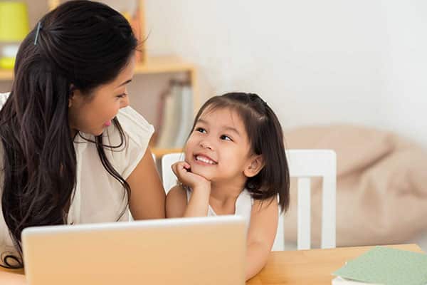 Trò chuyện với trẻ là cách rèn luyện kỹ năng giao tiếp cho bé hiệu quả