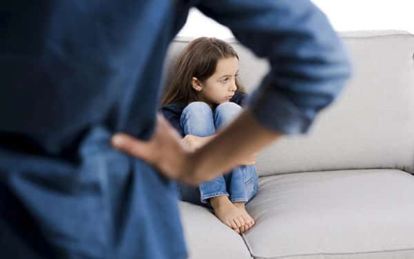 Trẻ nhút nhát có thể do thường xuyên bị bố mẹ la mắng, so sánh với bạn bè