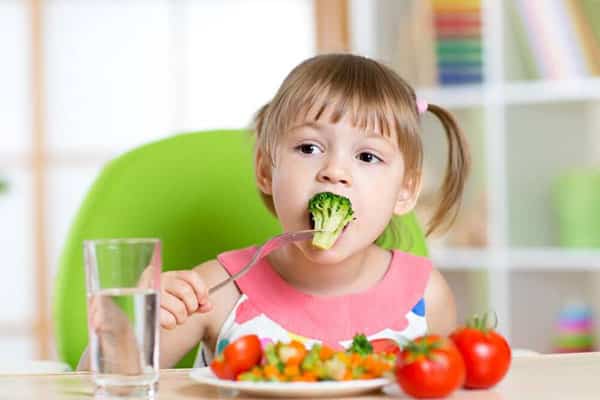 Bố mẹ cần chú ý chế độ dinh dưỡng để giúp con phát triển chiều cao tối đa