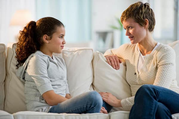 Bố mẹ cần dạy trẻ biết cách lắng nghe người khác khi nói chuyện