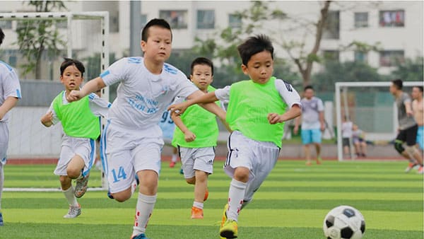 Bố mẹ có thể cân nhắc cho con chơi bóng đá để phát triển chiều cao