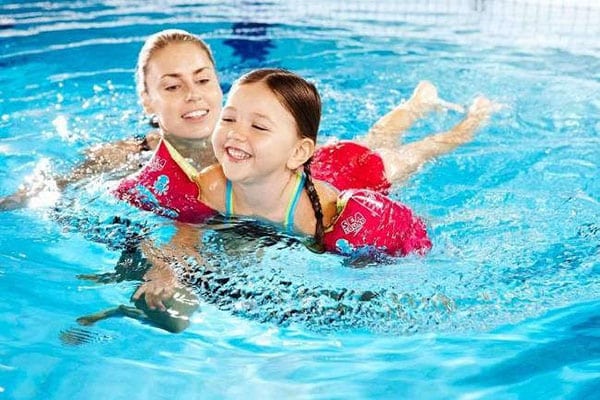 Bơi lội giúp kích thích phát triển trí não