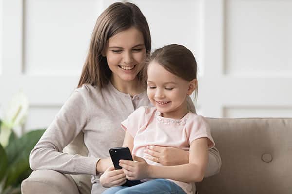 Giao tiếp và trò chuyện với trẻ về tác hại khi dùng điện thoại