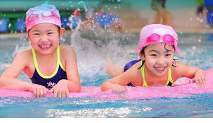 Trẻ bơi lội thường xuyên sẽ giúp cơ thể massage, thư giãn