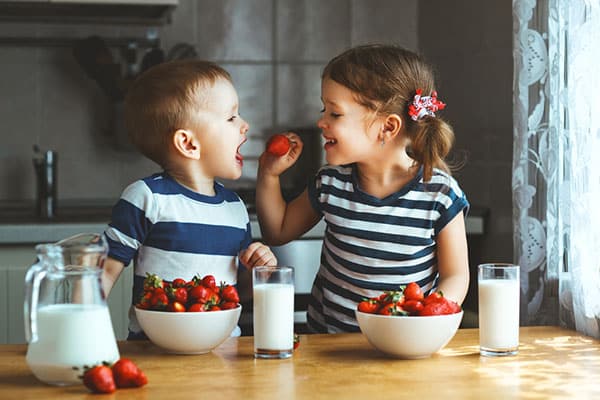 Bố mẹ nên chú ý bổ sung đầy đủ chất dinh dưỡng cần thiết cho trẻ nhỏ