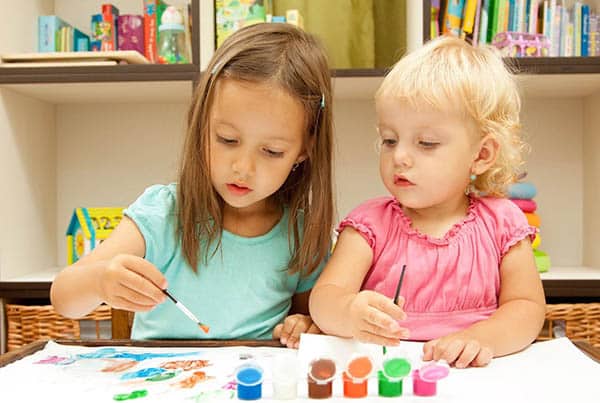 Bột màu đa năng là trò chơi giúp trẻ phát triển năng khiếu mỹ thuật