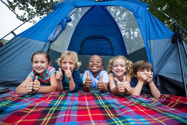 Cho trẻ tham gia cắm trại giúp cải thiện tinh thần vui vẻ, lạc quan