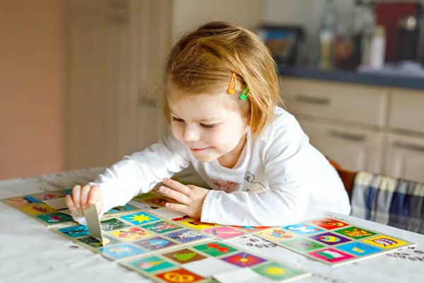 Ghép cặp cũng là trò chơi tăng cường trí nhớ cho trẻ nhỏ rất hiệu quả 