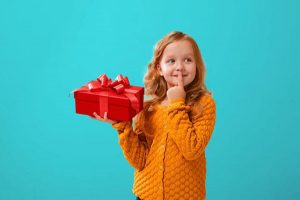 Những lưu ý khi chọn quà cho bé lớp 2