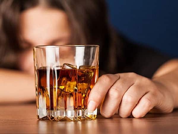 Việc bố mẹ thường xuyên uống rượu sẽ khiến trẻ có những suy nghĩ sai lệch